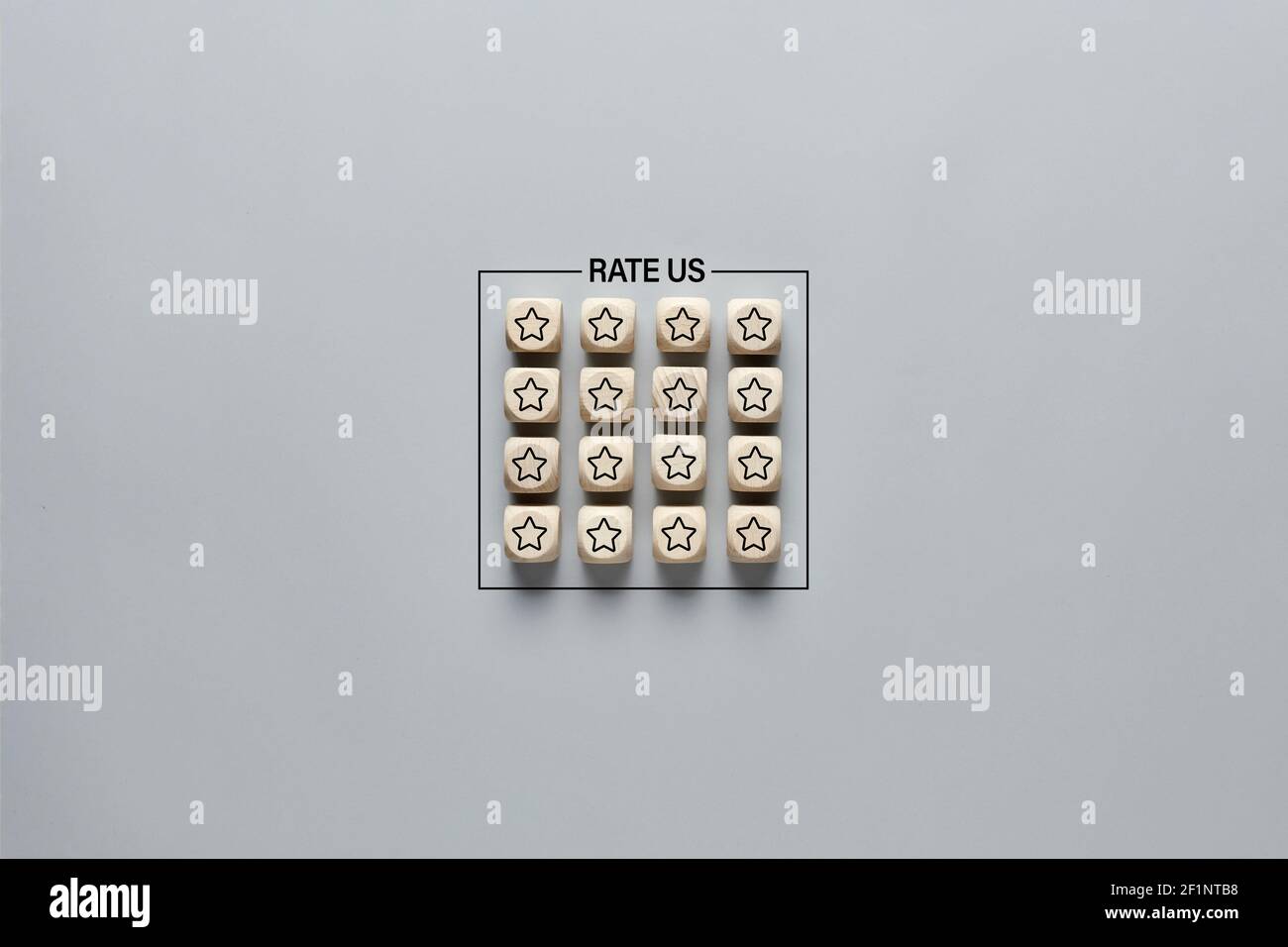 Cubes en bois avec des icônes étoiles avec le mot rate US. Concept de notation ou d'évaluation du client. Banque D'Images Cubes en bois avec des icônes étoiles avec le mot rate US. Concept de notation ou d'évaluation du client. Banque D'Images