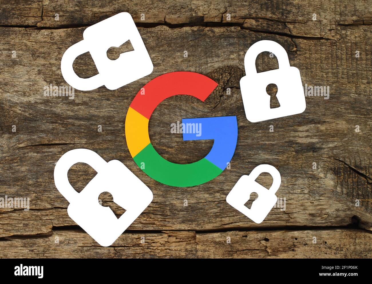 Kiev, Ukraine - 19 février 2021: Concept de sécurité avec icône Google et serrures imprimées sur papier et placées sur fond en bois ancien. Sécurité Google a Banque D'Images