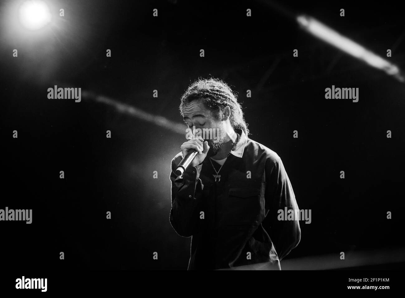 Michael Bunel / le Pictorium - Damian Marley - 08/08/2016 - France / Pauillac - Damian Marley est un chanteur, producteur, compositeur et musicien jamaïcain né à Kingston le 21 juillet 1978. Il est le fils de Bob Marley, d'où son surnom 'Junior Gong' qui vient du surnom de son père 'Tuff Gong'. Il fait ses débuts dans les classements mondiaux avec l'album Welcome to Jamrock en 2005. Il est rapidement devenu une figure dans le monde du reggae. 8 août 2016. Pauillac. France. Banque D'Images