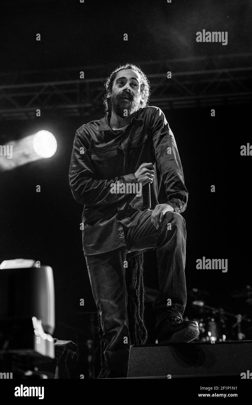 Michael Bunel / le Pictorium - Damian Marley - 08/08/2016 - France / Pauillac - Damian Marley est un chanteur, producteur, compositeur et musicien jamaïcain né à Kingston le 21 juillet 1978. Il est le fils de Bob Marley, d'où son surnom 'Junior Gong' qui vient du surnom de son père 'Tuff Gong'. Il fait ses débuts dans les classements mondiaux avec l'album Welcome to Jamrock en 2005. Il est rapidement devenu une figure dans le monde du reggae. 8 août 2016. Pauillac. France. Banque D'Images