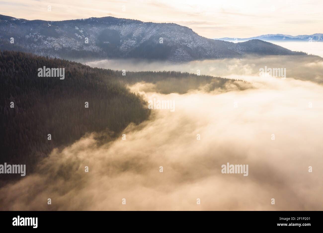 Paysage dans la brume matinale illuminée par la lumière du soleil Banque D'Images