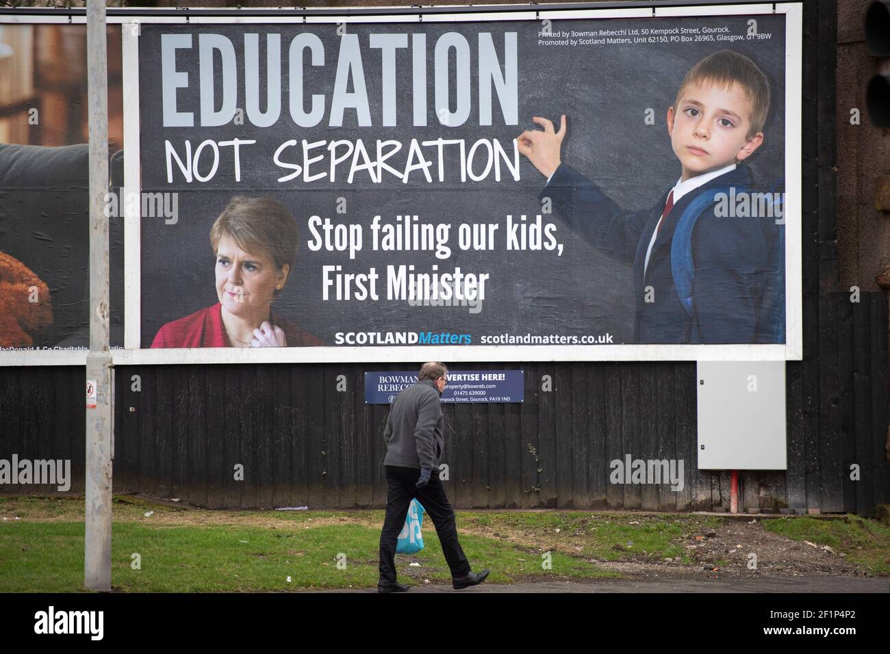 Greenock, Écosse, Royaume-Uni. 9 mars 2021. Photo : un énorme message sur panneau d'affichage au premier ministre écossais, Nicola Sturgeon, est apparu dans une rue animée au milieu de Greenock, Inverclyde. Le message dit : « L’ÉDUCATION, PAS LA SÉPARATION. ARRÊTEZ DE FAIRE ÉCHOUER NOS ENFANTS, PREMIER MINISTRE. » C'est ce qu'a fait la majorité Media Ltd qui fait campagne pour que Nicola Sturgeon démissionne en raison de ses échecs au gouvernement. Crédit : Colin Fisher/Alay Live News Banque D'Images