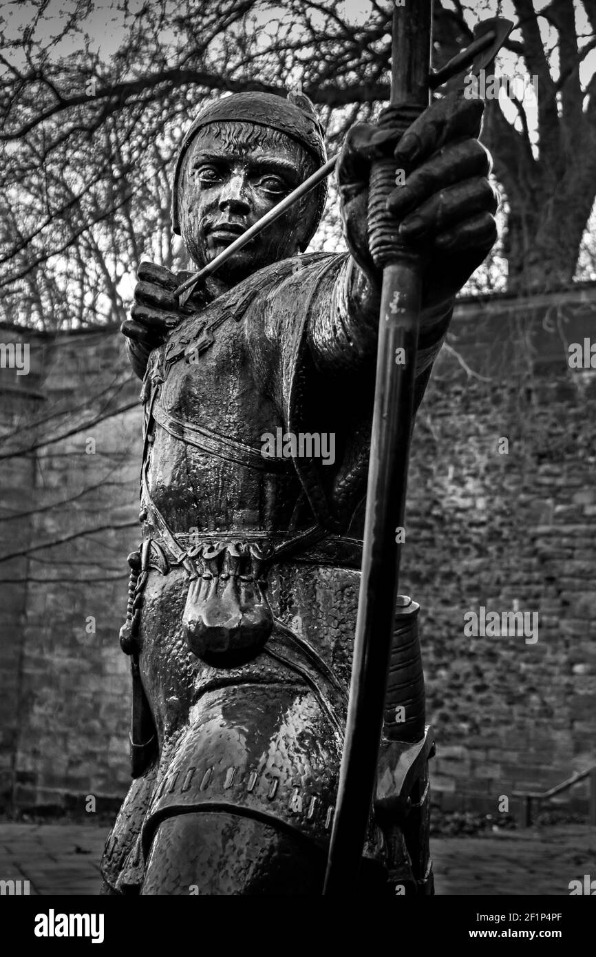 Statue de Robin des Bois, au château de Nottingham, symbole de la ville de Nottingham et du comté de Notinghamshire, Angleterre, Royaume-Uni. Banque D'Images Statue de Robin des Bois, au château de Nottingham, symbole de la ville de Nottingham et du comté de Notinghamshire, Angleterre, Royaume-Uni. Banque D'Images