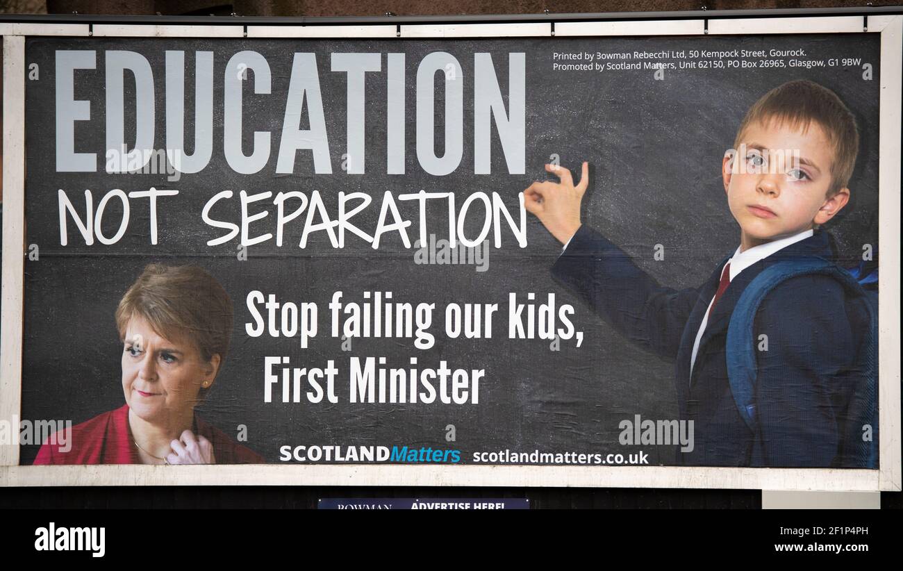 Greenock, Écosse, Royaume-Uni. 9 mars 2021. Photo : un énorme message sur panneau d'affichage au premier ministre écossais, Nicola Sturgeon, est apparu dans une rue animée au milieu de Greenock, Inverclyde. Le message dit : « L’ÉDUCATION, PAS LA SÉPARATION. ARRÊTEZ DE FAIRE ÉCHOUER NOS ENFANTS, PREMIER MINISTRE. » C'est ce qu'a fait la majorité Media Ltd qui fait campagne pour que Nicola Sturgeon démissionne en raison de ses échecs au gouvernement. Crédit : Colin Fisher/Alay Live News Banque D'Images