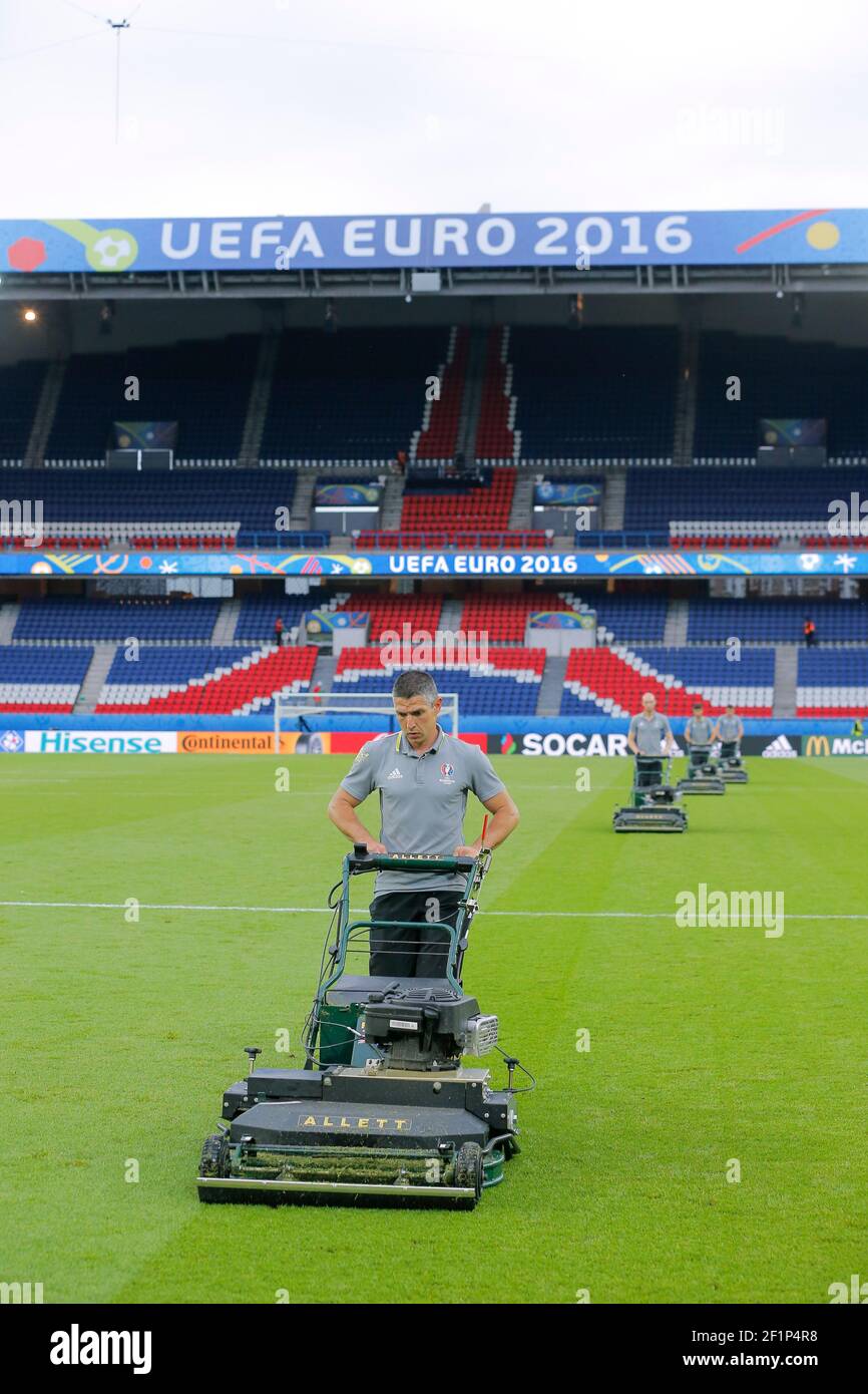 Illustration des footballeurs et leur nouveau stade de la tondeuse ALLETT  RM34 lors du match de football de l'UEFA Euro 2016, Groupe C entre  l'Irlande du Nord et l'Allemagne le 21 juin