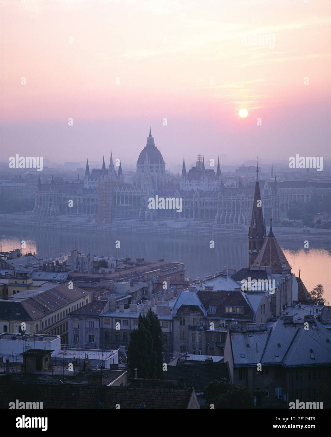 Hongrie. Budapest. Vue sur le Parlement depuis l'autre côté du Danube. Banque D'Images