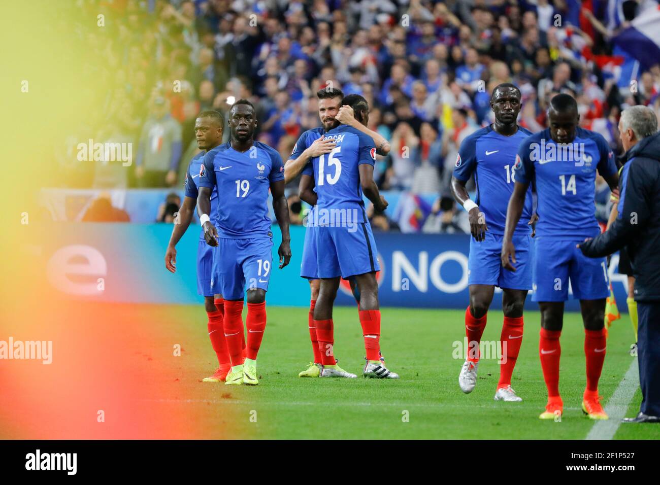 Paul Pogba (FRA) a marqué un but et l'a célébré avec Olivier Giroud (FRA), Bacary Sagna (FRA), Patrice Evra (FRA), Moussa Sissoko (FRA), Blaise Matuidi (FRA), Didier Deschamps (FRA) lors de l'UEFA Euro 2016, quart de finale de football entre la France et l'Islande le 03 juillet 2016 au Stade de France à Saint-Denis, France - photo Stephane Allaman / DPPI Banque D'Images