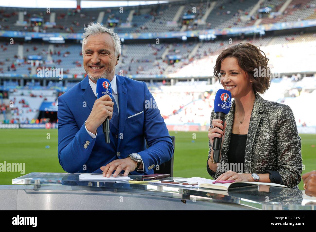 David Ginola et Nathalie Renoux pour M6 (chaîne de télévision française) lors de l'UEFA Euro 2016, finale de football entre le Portugal et la France le 10 juillet 2016 au Stade de France à Saint-Denis, France - photo Stephane Allaman / DPPI Banque D'Images