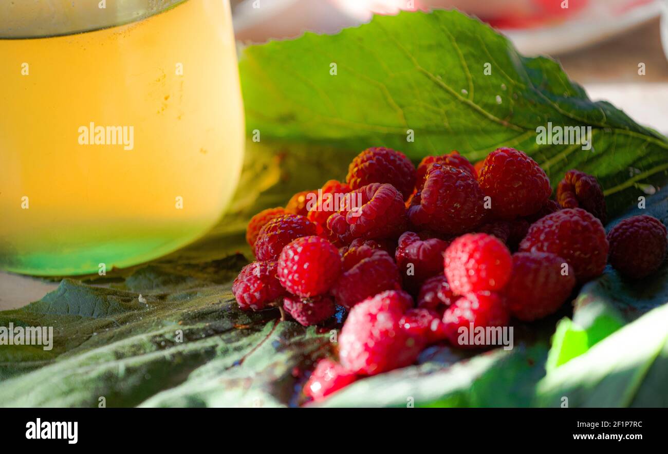 Linden miel et framboises - spécialités naturelles d'été Banque D'Images