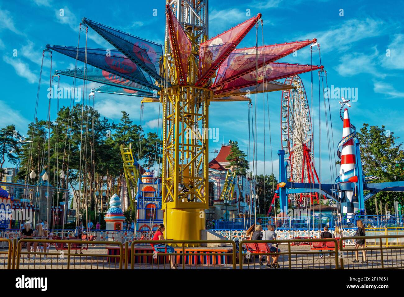 Kharkiv, Ukraine – 29 août 2020 : parc d'attractions Gorky – carrousels colorés, roue de ferries et les gens qui s'amusent. Paysage urbain d'été – jour ensoleillé et b Banque D'Images