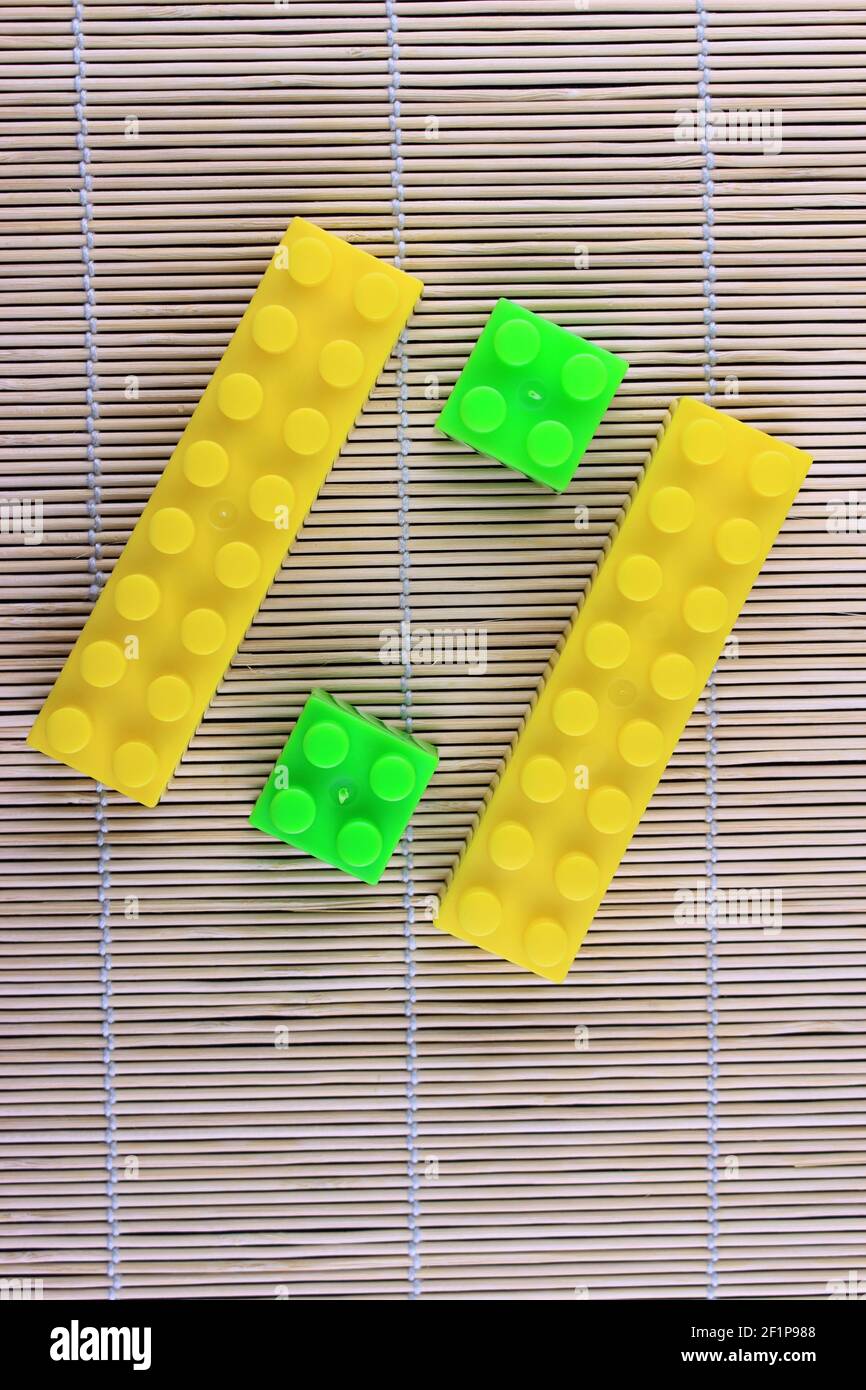 Jeu abstrait LEGO, tapis en osier, serviette décorative de fines tiges  fixées avec un fil textile Photo Stock - Alamy