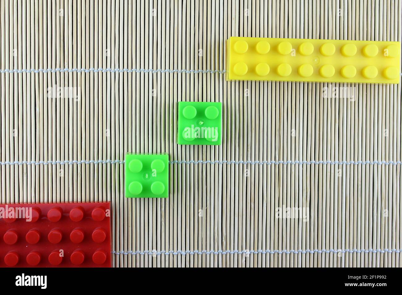 Jeu abstrait LEGO, tapis en osier, serviette décorative de fines tiges fixées avec un fil textile. Banque D'Images