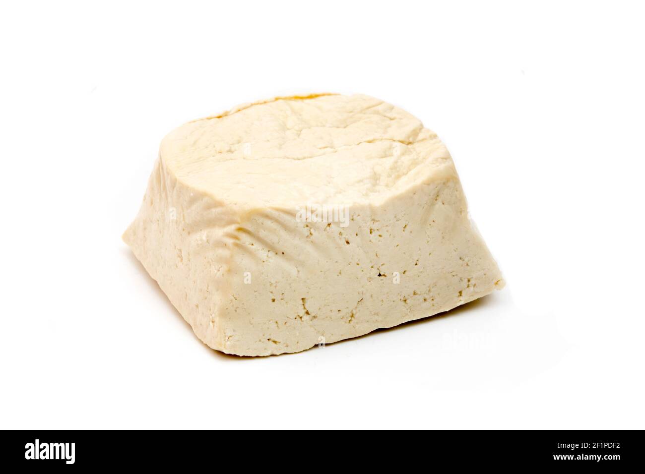 Tofu ferme sur fond blanc Banque D'Images