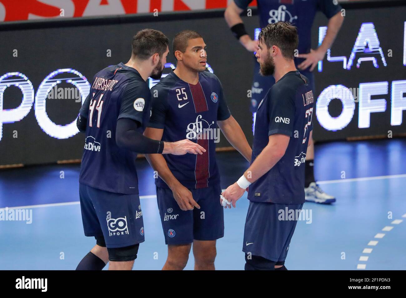 Nikola Karabatic (PSG Hanball), Daniel Narcisse (PSG Hanball), Luka Karabatic (PSG handball) lors du championnat de France Lidl StarLigue Handball match entre Paris Saint-Germain Handball et Montpellier Handball le 23 novembre 2016 au stade Pierre de Coubertin à Paris, France - photo Stephane Allaman / DPPI Banque D'Images