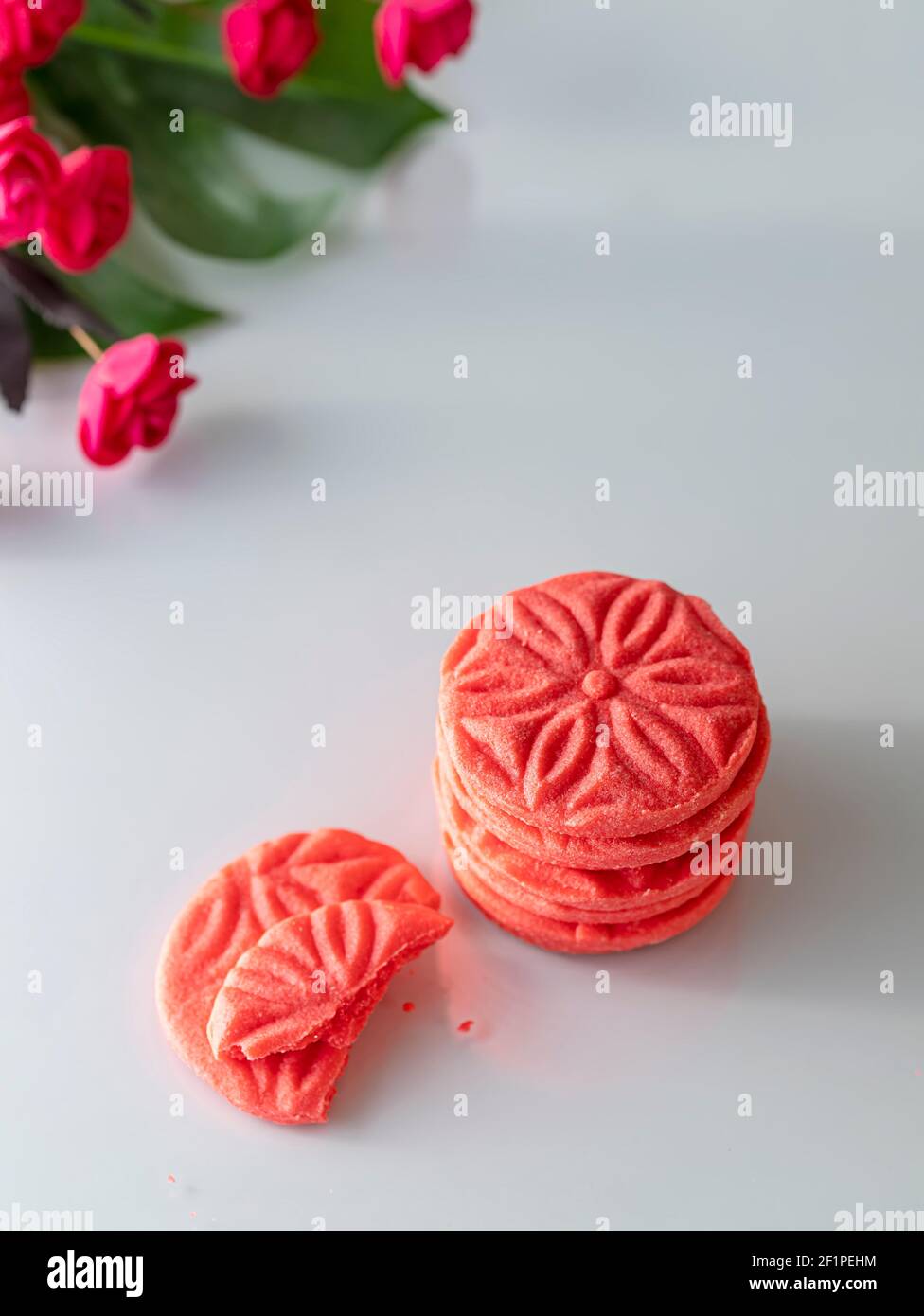 Biscuits Bretons De Sable Ou Biscuits Au Beurre Francais Cookies Rouges Sur Fond Blanc Copier L Espace Photo Stock Alamy