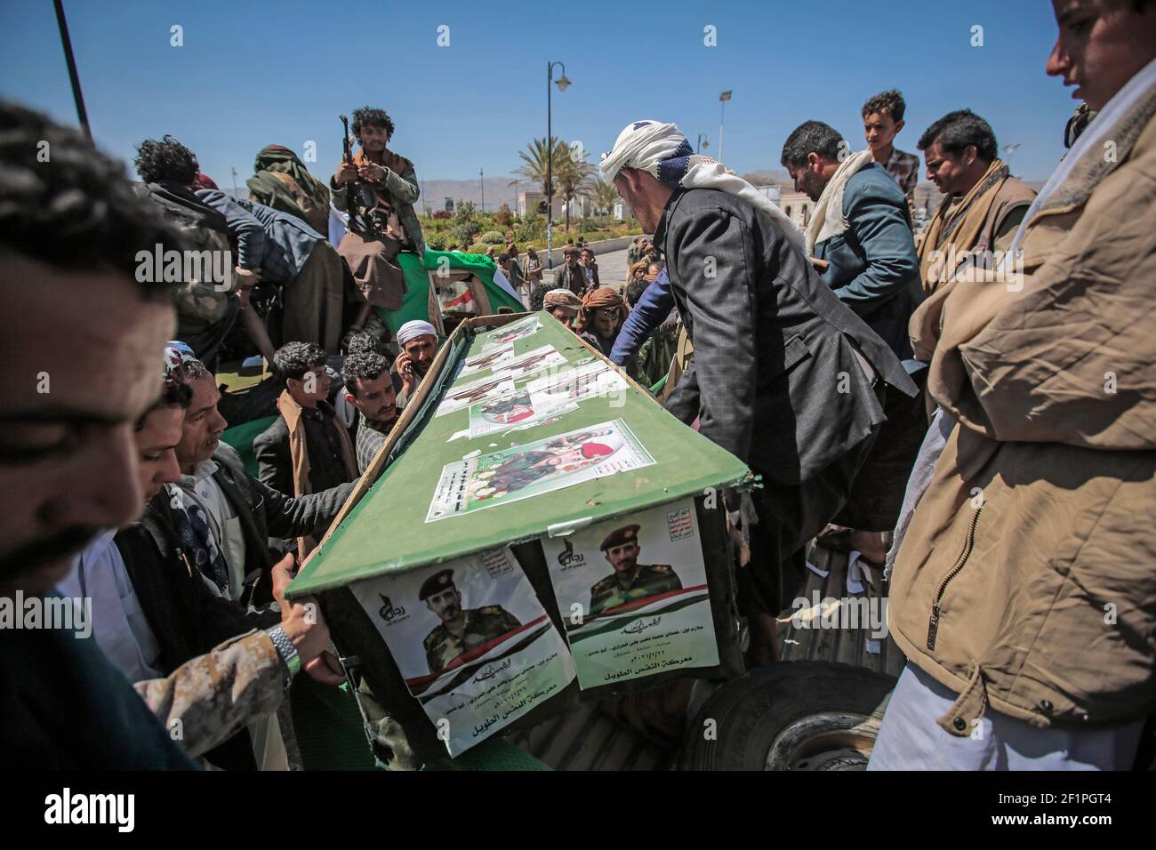 Sanaa, Yémen. 09e mars 2021. Des membres armés du mouvement rebelle houthi se déplacent dans un véhicule lors d'un cortège funèbre tenu pour des combattants houthistes qui auraient été tués lors de récents combats avec les forces gouvernementales yéménites soutenues par l'Arabie saoudite. Credit: Hani al-ANSI/dpa/Alay Live News Banque D'Images