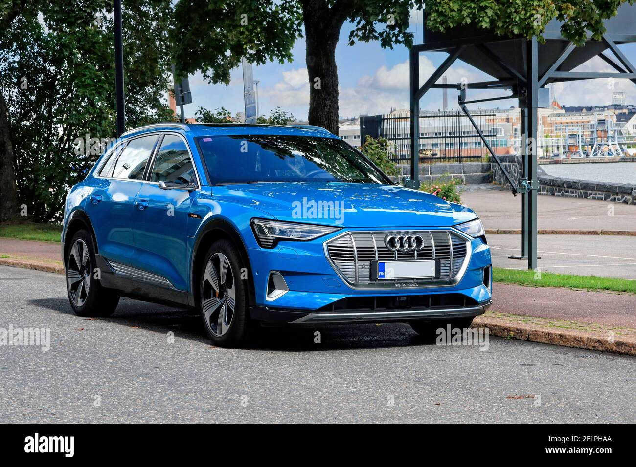 Blue Audi E-tron 55 Quattro, vus multisegment de luxe entièrement électrique de taille moyenne produit par Audi, garé par la rue. Helsinki, Finlande. 24 août 2020. Banque D'Images