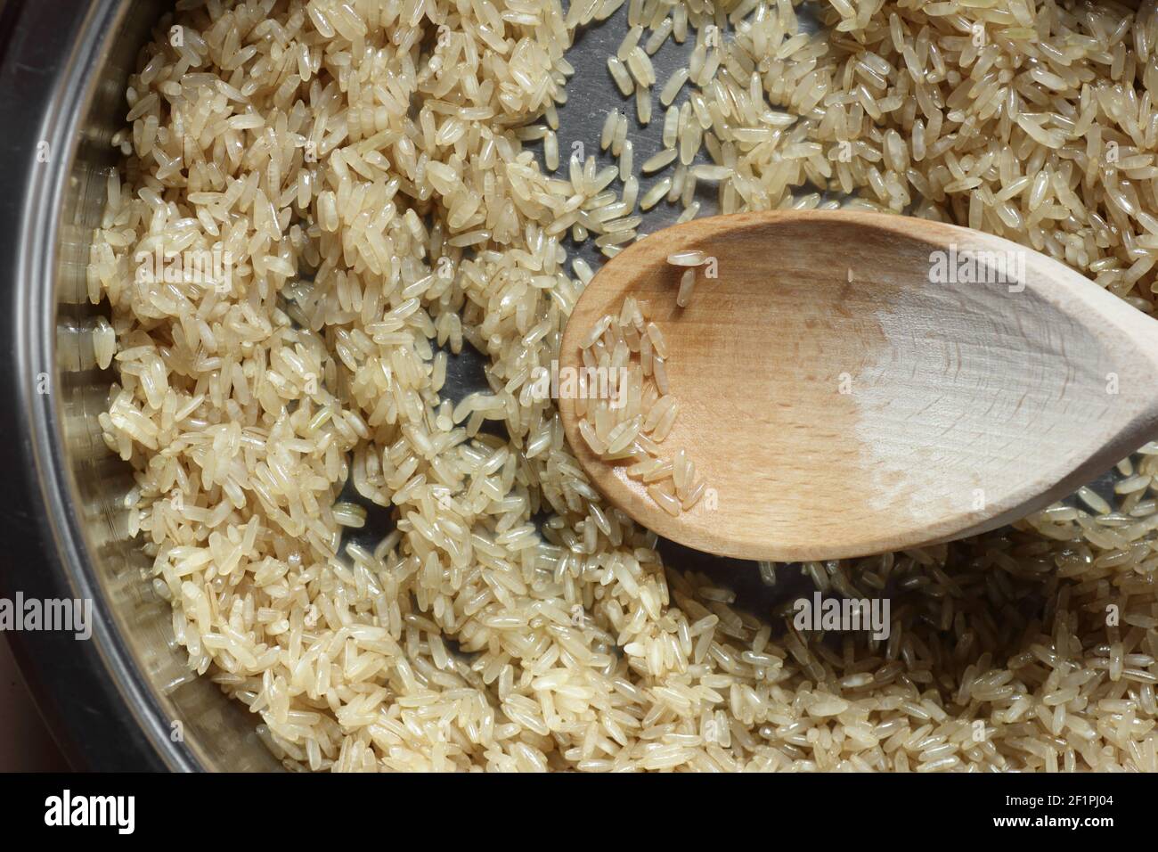 Cuisson du riz et cuisson dans le ghee sur la poêle d'acier, processus de  cuisson de la cuisine asiatique indienne basmati ghee plat de riz avec  Photo Stock - Alamy