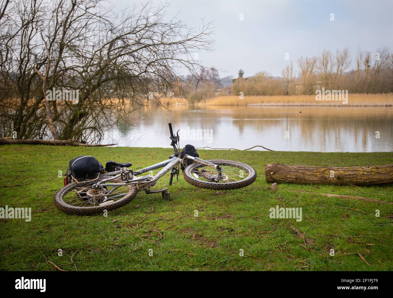 Vélo sur le sol à côté du lac clair le jour de l'hiver près Chartham dans le Kent Banque D'Images