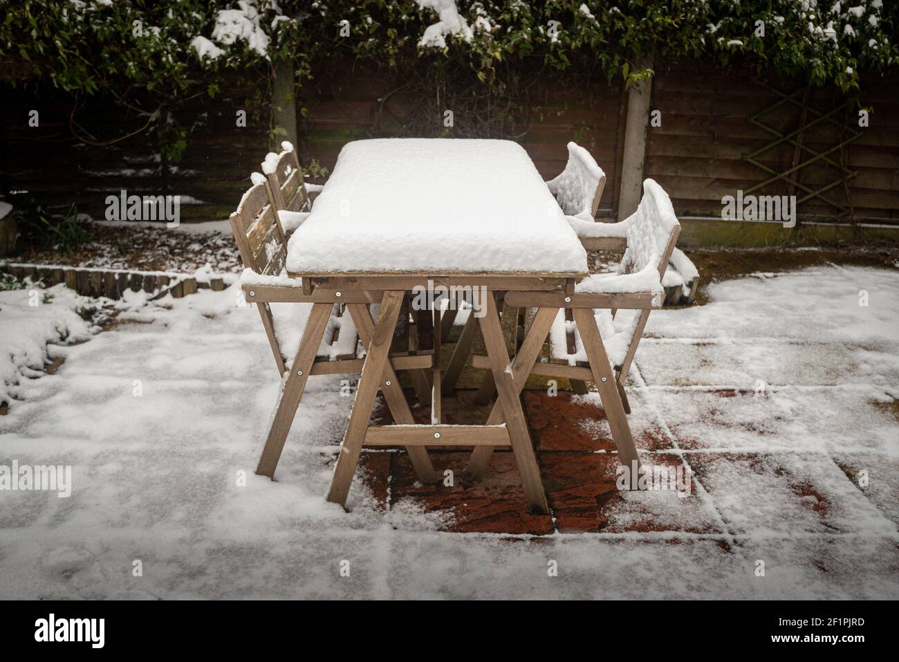 Table et chaises d'extérieur recouvertes d'une épaisse couverture de neige Banque D'Images