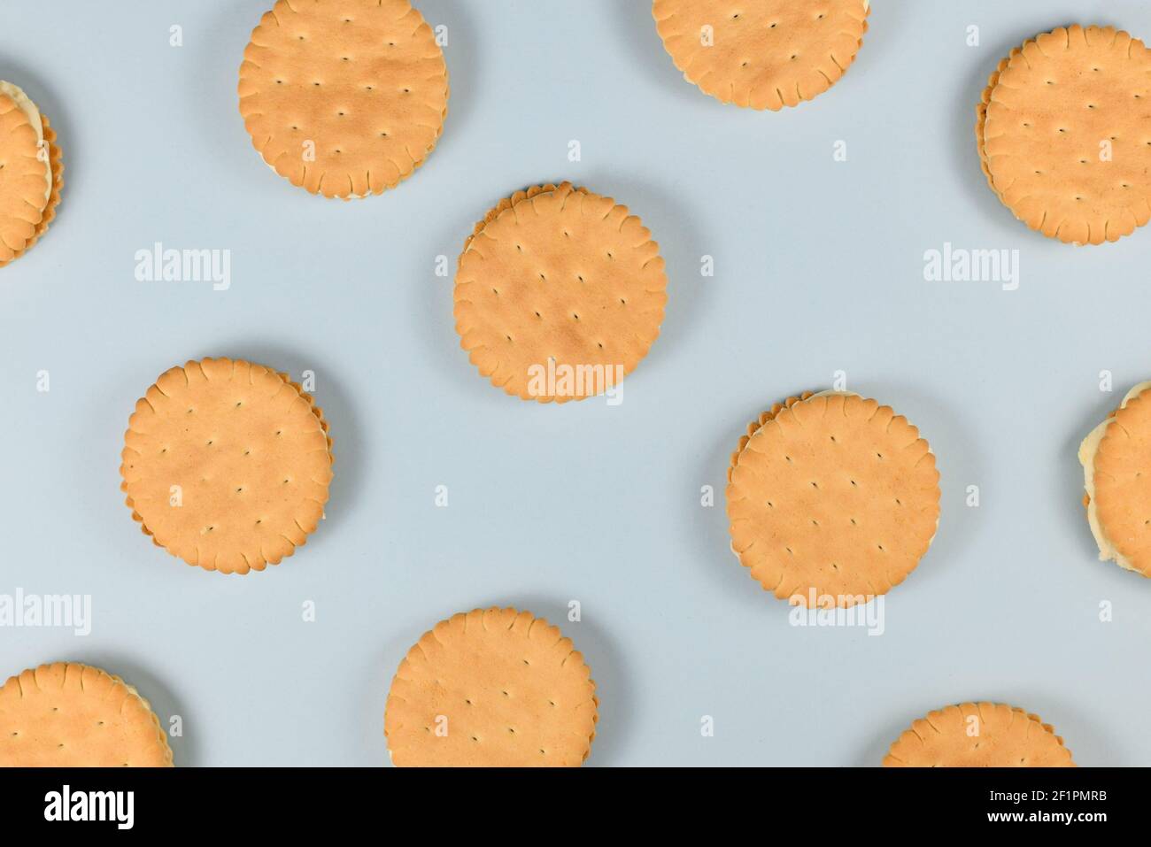 Biscuits sandwich crème sur fond bleu clair Banque D'Images