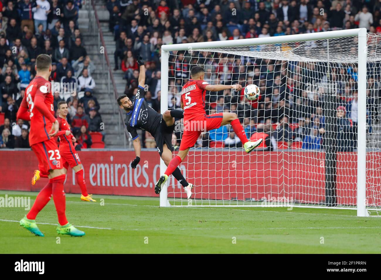 Marcos Aoas Correa dit Marquinhos (PSG) a marqué un but de la balle décisive enregistrée par Giovani Lo Celso (PSG), Abdelhamid EL KAOUTARI (SC Bastia), Julian Draxler (PSG) lors du match de football de championnat français Ligue 1 entre Paris Saint-Germain (PSG) et Bastia le 6 mai, 2017 au Parc des Princes Stadium à Paris, France - photo Stephane Allaman / DPPI Banque D'Images