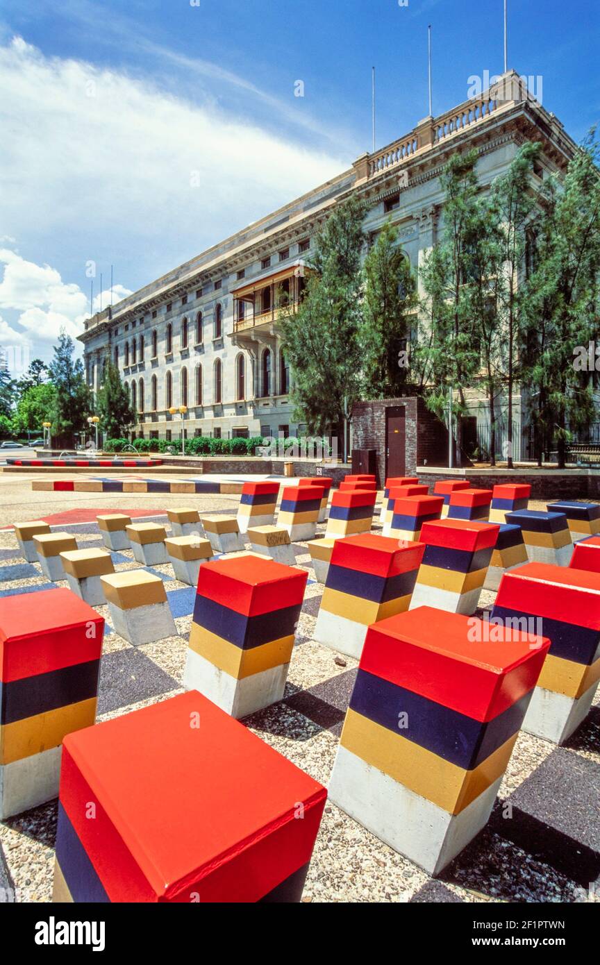 1999 Adelaide South Australia - blocs de couleur devant le Parlement de l'Australie méridionale bâtiment Parlement, un imposant bureau du gouvernement avec l'architecture de renouveau grec, North Terrace, Adélaïde, Australie méridionale. Cette zone est actuellement en rénovation 2021. North Terrace, Adélaïde, Australie méridionale Banque D'Images