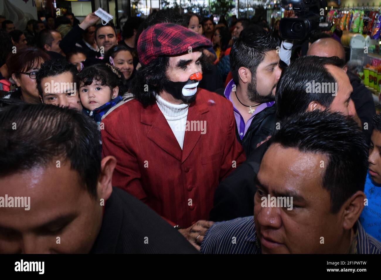Ciudad de México, 08 marzo 2021– Muere el famoso payaso mexicano Cepillín (El payasito de la Tele), murió tras ser Hospitalizado de emergencia la semana pasada por una lesión en la columna, fleció a los 75 años Ricardo González Gutiérrez, “Cepillín”. @cepillintv #Cepellin durante la develación de sus huellas en Plaza Galerías. (Foto: @pacomxdf Francisco MORALES/DAMMPHOTO NortePhoto.com) Banque D'Images