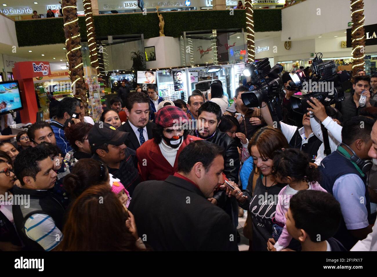 Ciudad de México, 08 marzo 2021– Muere el famoso payaso mexicano Cepillín (El payasito de la Tele), murió tras ser Hospitalizado de emergencia la semana pasada por una lesión en la columna, fleció a los 75 años Ricardo González Gutiérrez, “Cepillín”. @cepillintv #Cepellin durante la develación de sus huellas en Plaza Galerías. (Foto: @pacomxdf Francisco MORALES/DAMMPHOTO NortePhoto.com) Banque D'Images
