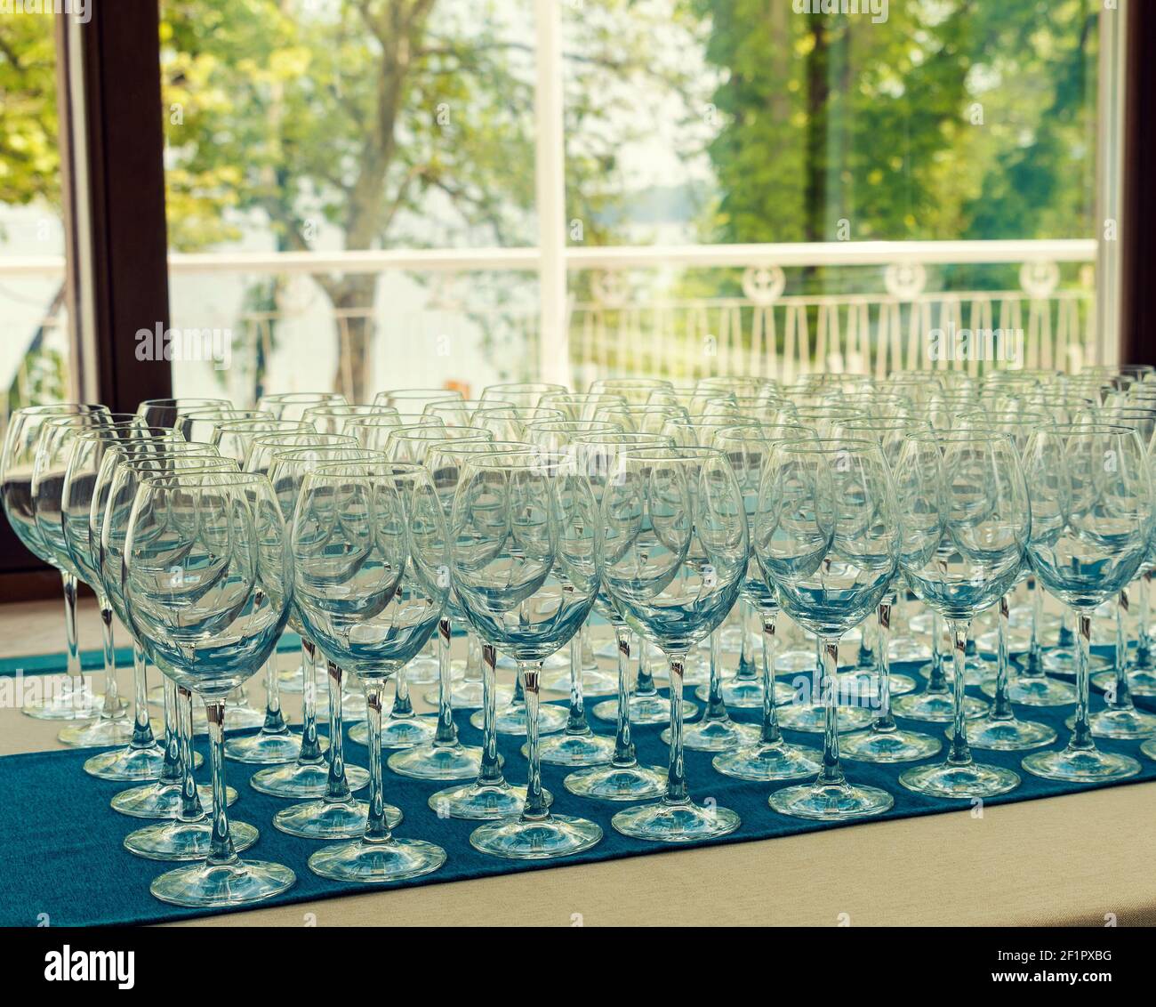 Beaucoup de verres à vin vides dans une rangée sur une table dans un restaurant Banque D'Images
