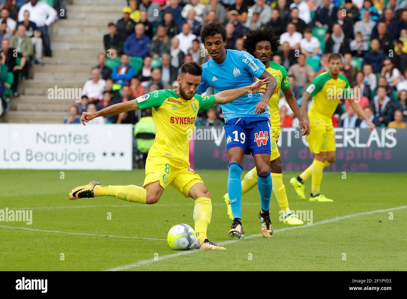Adrien THOMASSON (FC Nantes) a donné le coup d'envoi de Luiz Gustavo Dias (Olympique de Marseille) lors du championnat français L1 du match de football entre Nantes et Marseille, le 12 août 2017 au stade Beaujoire de Nantes, France - photo Stephane Allaman / DPPI Banque D'Images