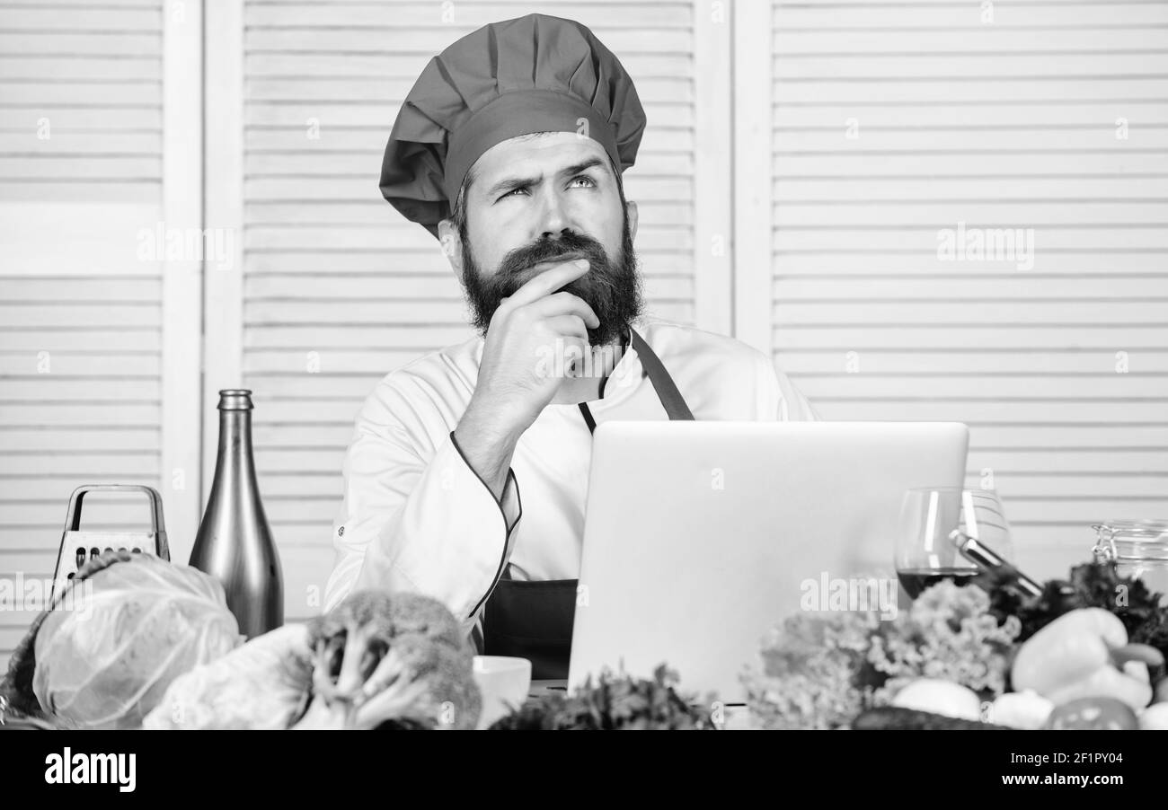 Cuisine saine. Hipster mûr avec barbe. Salade végétarienne avec légumes frais. Cuisine culinaire. Vitamine. Cuisine biologique dieting. Homme barbu bien réfléchi. Recette du chef. Expertise jeune. Banque D'Images