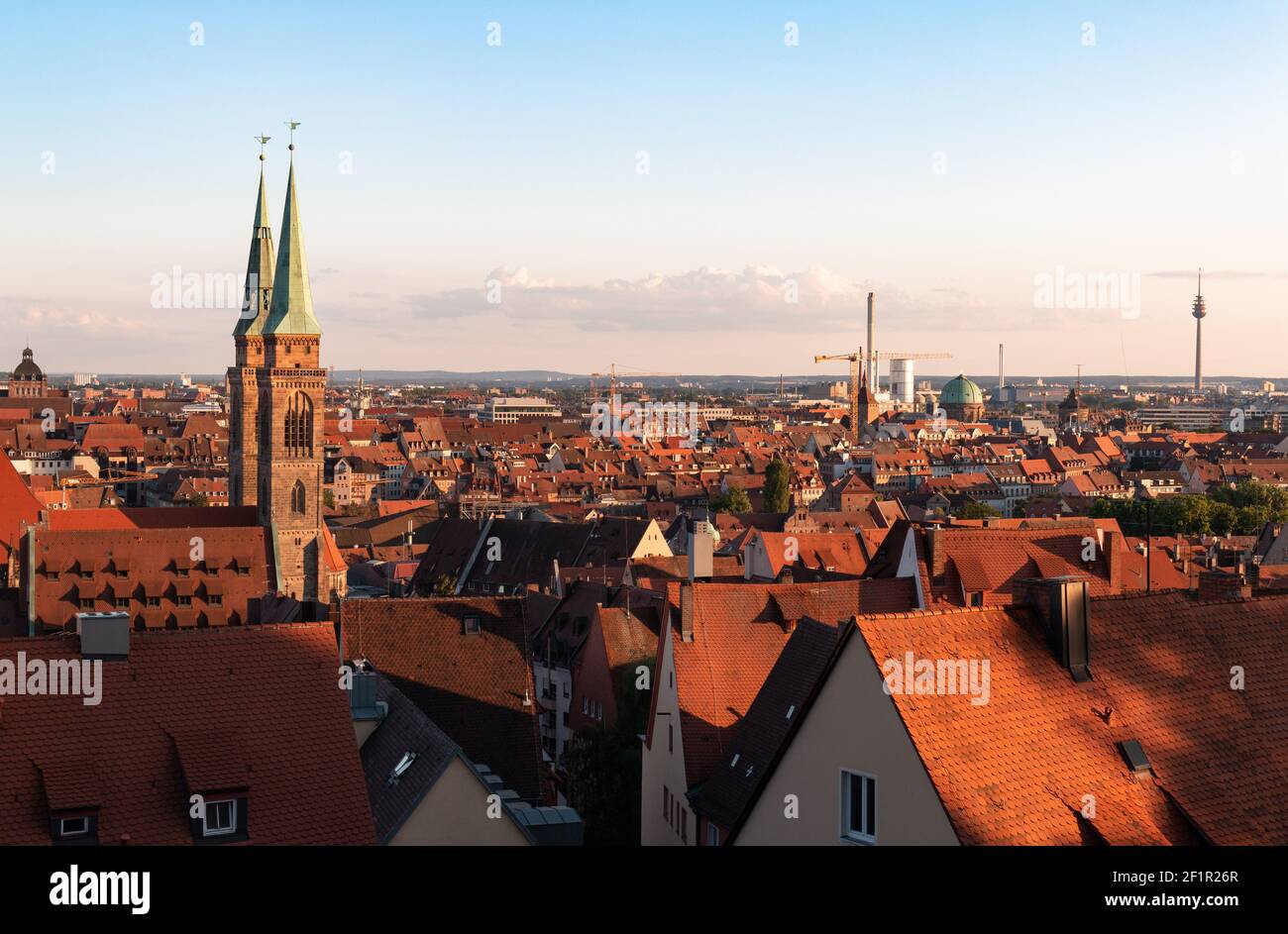 Vue sur la ville de Nuremberg, en Allemagne, avec les clochers de l'église Saint-Lorenz. Banque D'Images