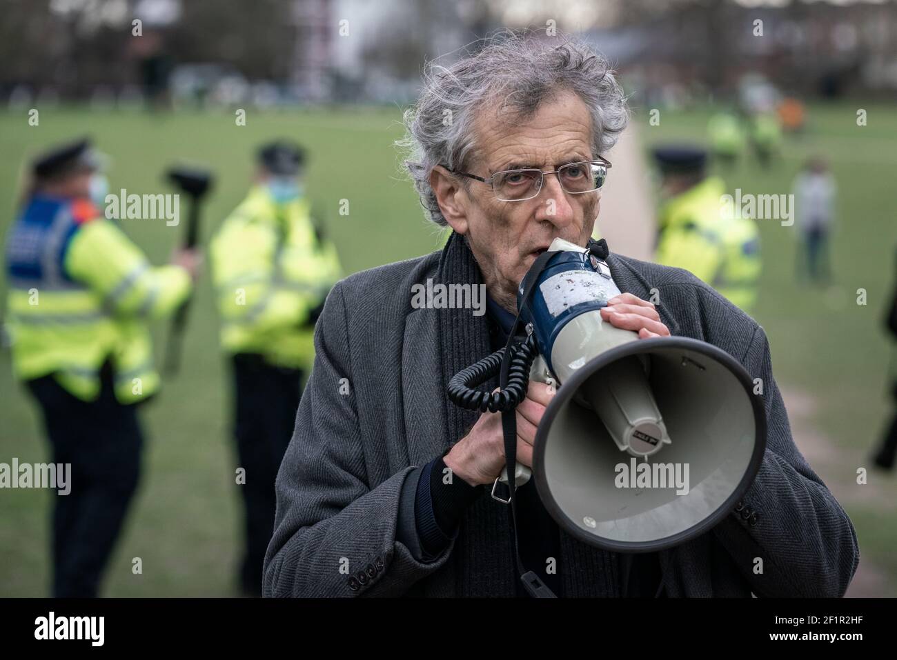 Coronavirus : Piers Corbyn assiste à une tentative d'action anti-verrouillage de 20-30 manifestants sur Richmond Green, dans le sud-est de Londres, au Royaume-Uni. Banque D'Images