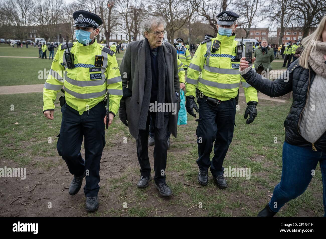Coronavirus : Piers Corbyn est arrêté lors d'une tentative d'arrestation de 20-30 manifestants sur Richmond Green, dans le sud-est de Londres, au Royaume-Uni. Banque D'Images