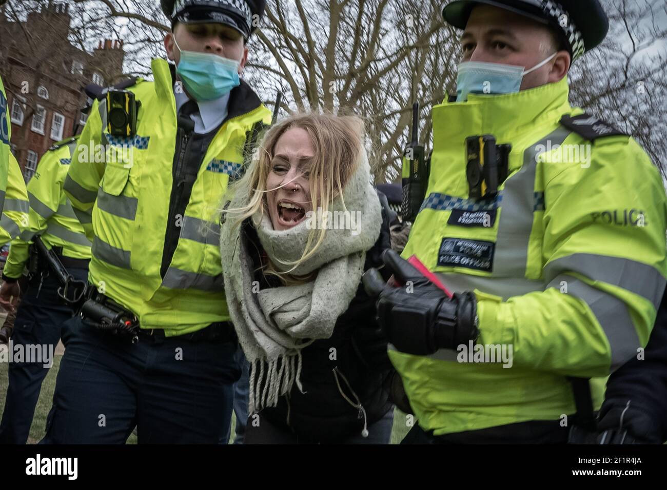 Coronavirus : la police se brise et procède à des arrestations au cours d'une tentative de confinement de 20-30 manifestants sur Richmond Green, dans le sud-est de Londres, au Royaume-Uni. Banque D'Images