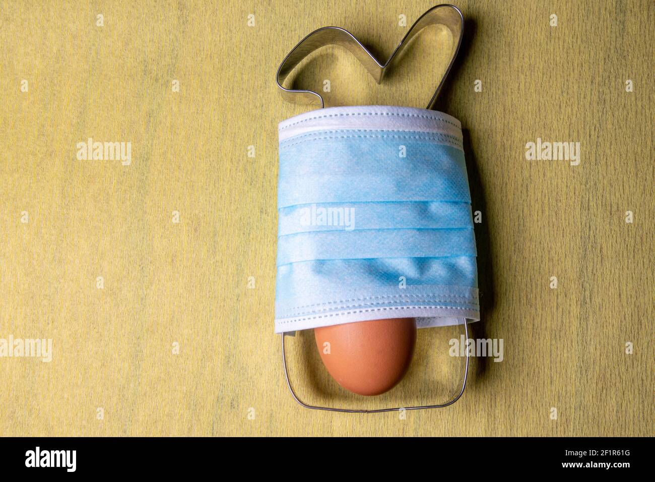 Moule à pain lapin de Pâques pour emporte-pièces avec masque et œuf Banque D'Images