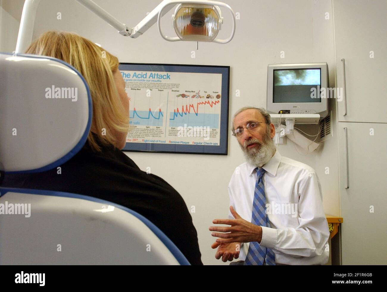 LE DENTISTE HARRIS SIDELSKY À SON CABINET DANS LE NORD DE LONDRES.9/12/04 PILSTON Banque D'Images LE DENTISTE HARRIS SIDELSKY À SON CABINET DANS LE NORD DE LONDRES.9/12/04 PILSTON Banque D'Images