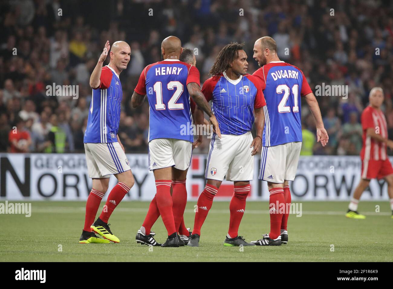 Zinedine Zidane (France 98) a célébré le but marqué par Thierry Henry (France 98), Youri Djorkaeff (France 98), Christian Karembeu (France 98), Christophe Dugarry (France 98) lors du match de football amical 2018 entre France 98 et FIFA 98 le 12 juin 2018 à U Arena à Nanterre près de Paris, France - photo Stephane Allaman / DPPI Banque D'Images