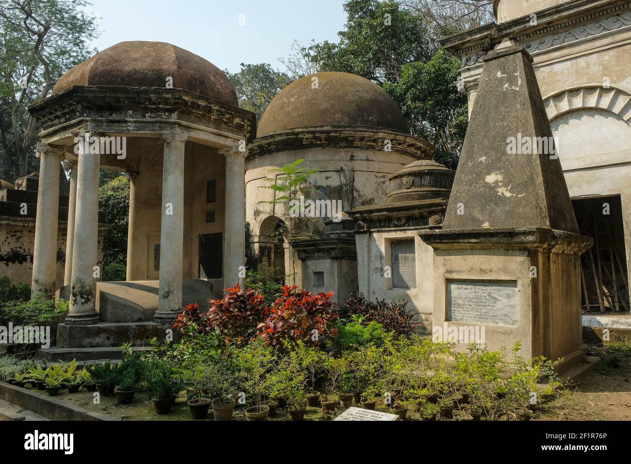 Kolkata, Inde - février 2021 : vues du cimetière de South Park Street à Kolkata le 2 février 2021 à Bengale occidental, Inde. Banque D'Images