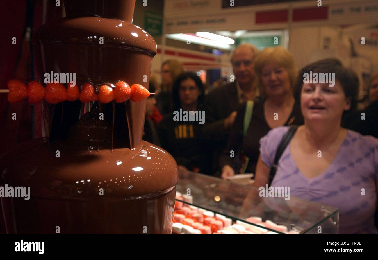 FONDUE AU CHOCOLAT AU BON SPECTACLE ALIMENTAIRE, EARLS CT.LONDON.10/12/04 PILSTON. Banque D'Images FONDUE AU CHOCOLAT AU BON SPECTACLE ALIMENTAIRE, EARLS CT.LONDON.10/12/04 PILSTON. Banque D'Images
