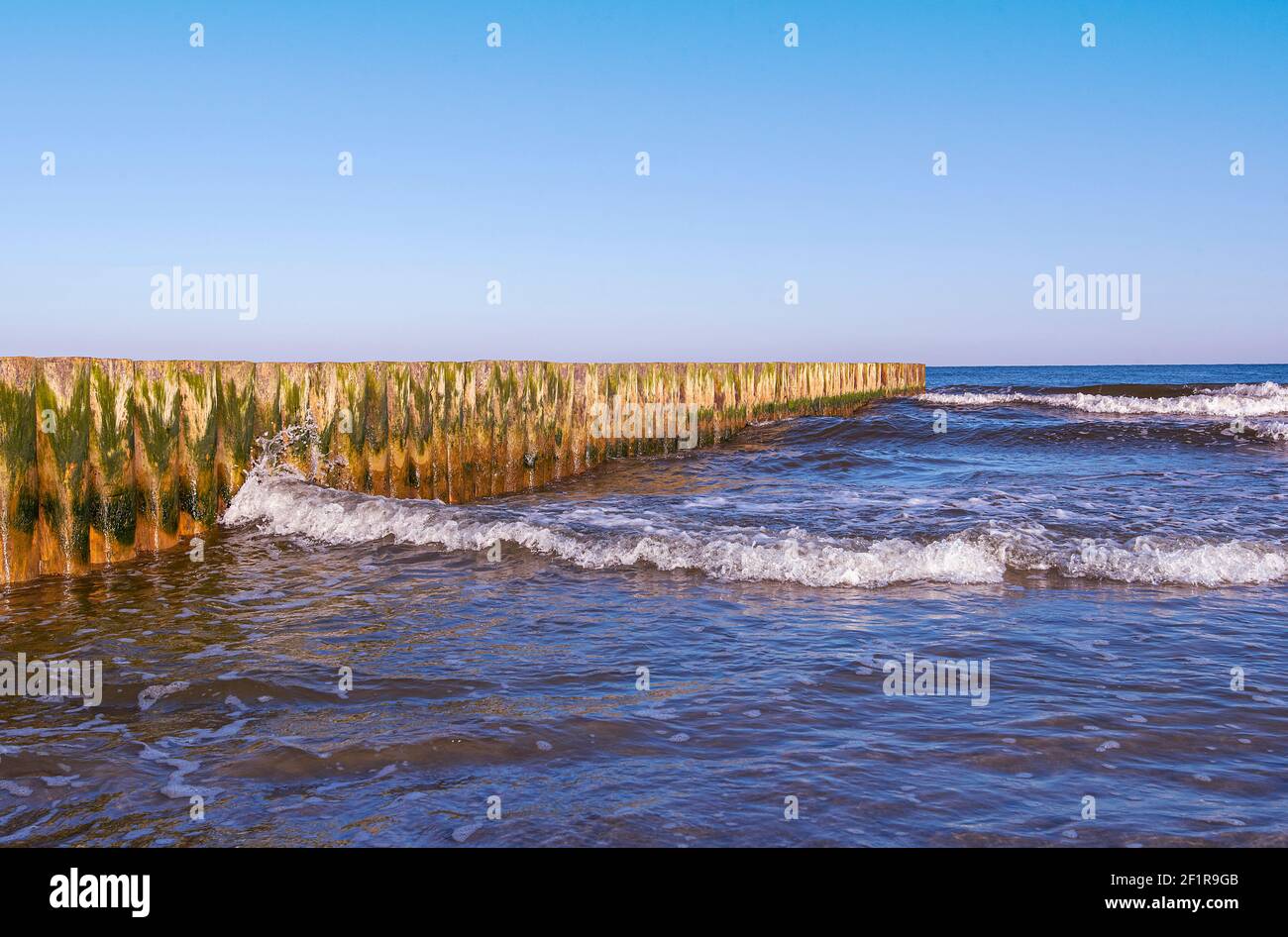 Côte de la mer Baltique. Mer Baltique pendant une journée venteuse. Banque D'Images