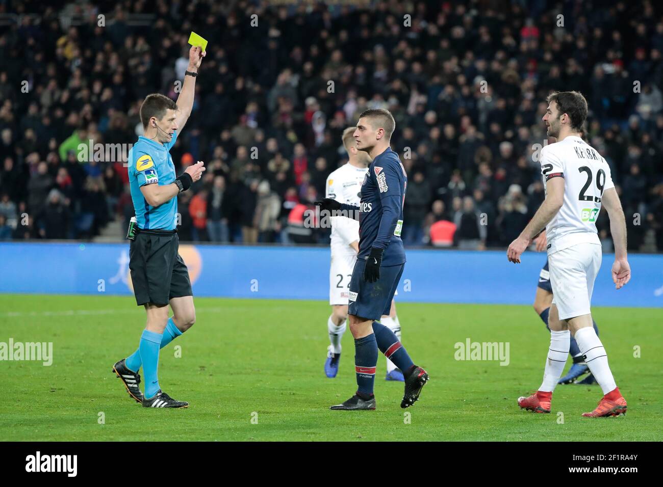 Marco Verratti (PSG) a reçu une carte jaune de l'arbitre Christophe CURBRAT (en avant Guingamp) lors de la coupe de la Ligue française, quart de finale du match de football entre Paris Saint-Germain et EA Guingamp le 9 janvier 2019 au stade du Parc des Princes à Paris, France - photo Stephane Allaman / DPPI Banque D'Images