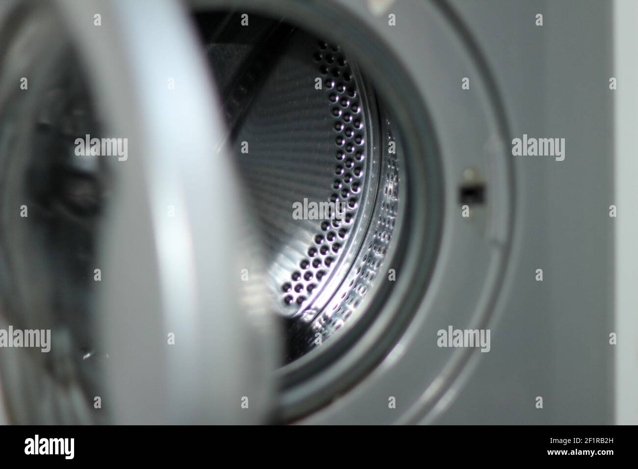 Un lave-linge vide avec la porte ouverte Banque D'Images