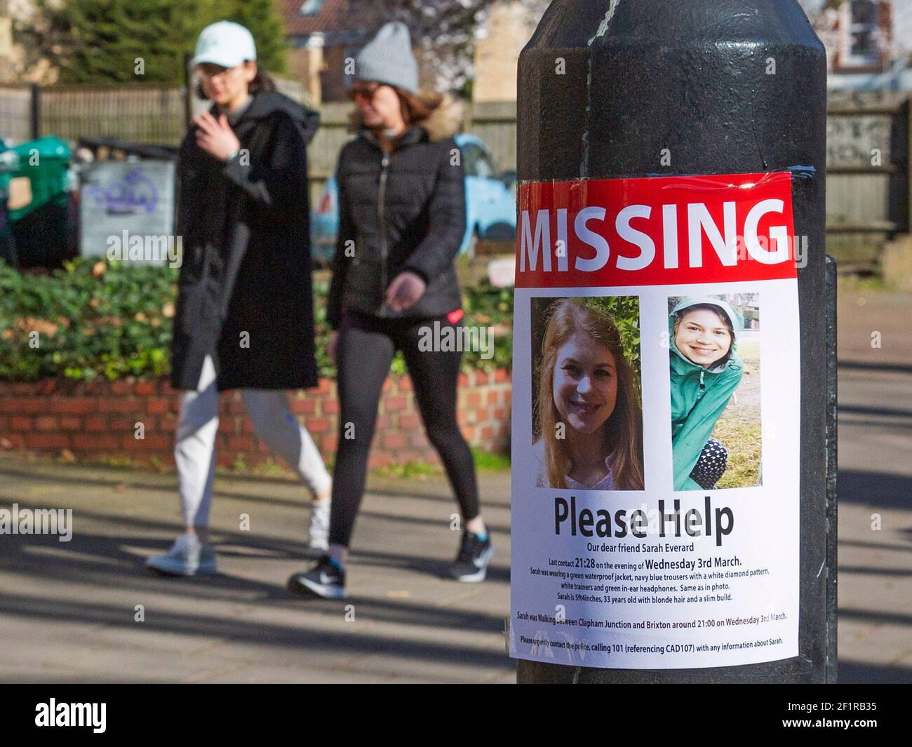 Une équipe de recherche Continuer la recherche de la femme disparue Sarah Everard sur Clapham Common le 10 mars 2021, qui a disparu en marchant à la maison Banque D'Images