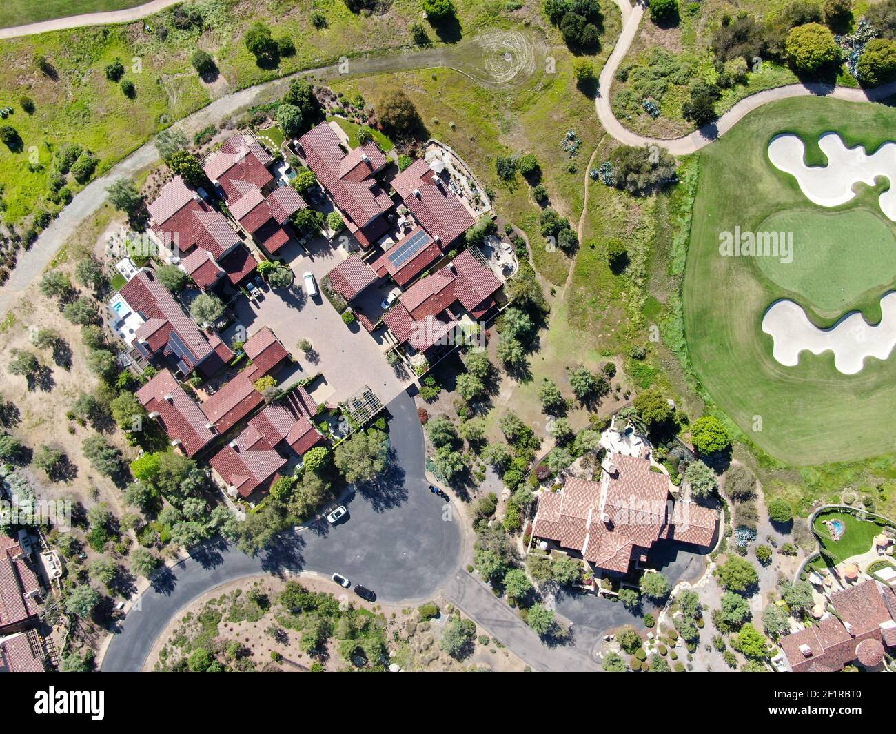 Grande villa de luxe avec piscine située à côté du terrain de golf dans une communauté privée Banque D'Images