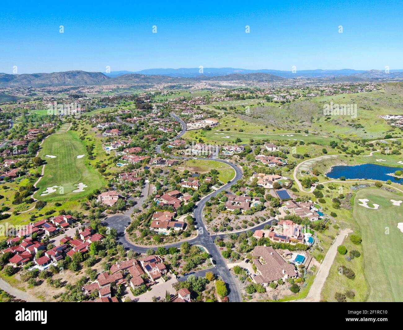 Grande villa de luxe avec piscine située à côté du terrain de golf dans une communauté privée Banque D'Images