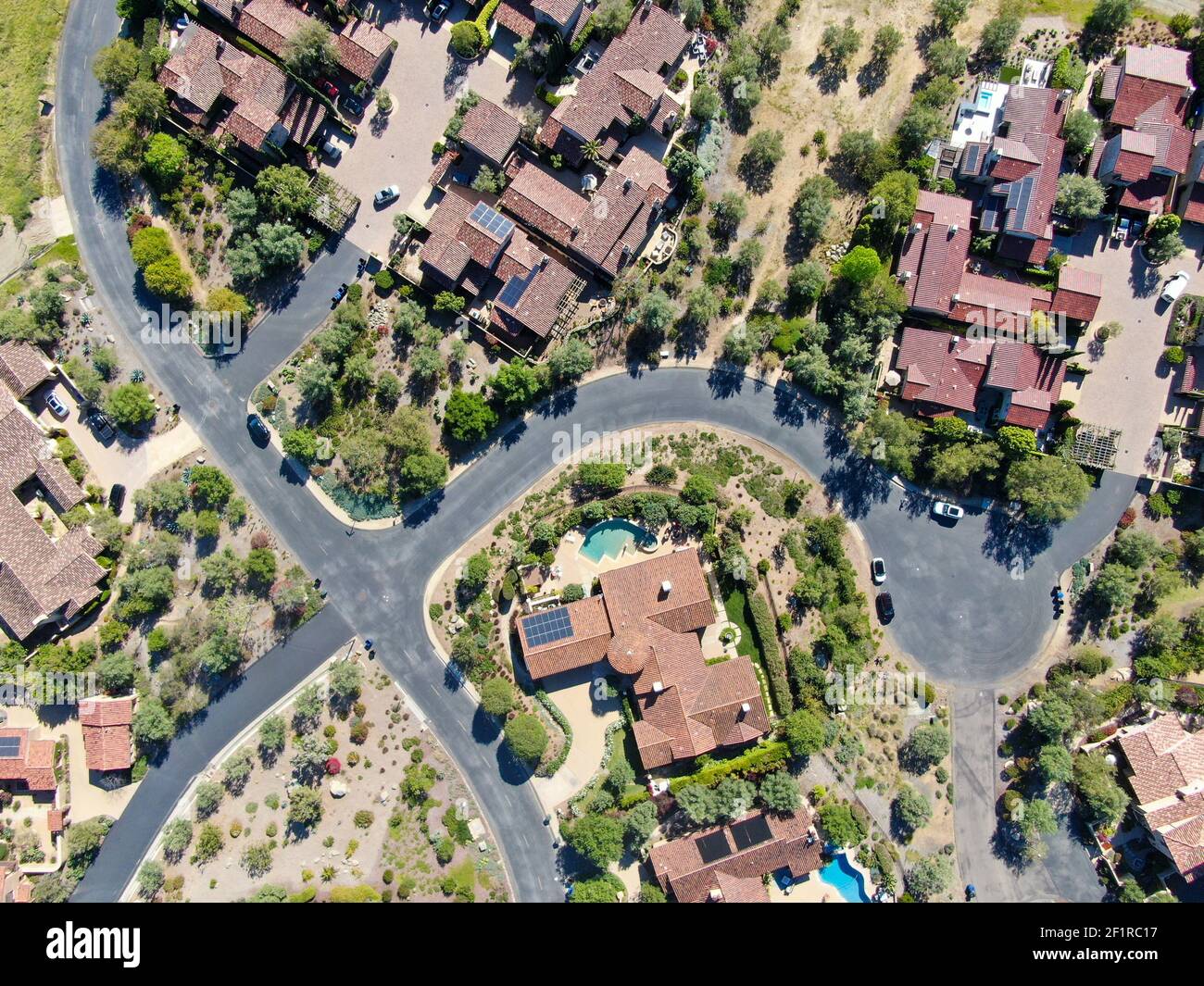 Vue aérienne de grande villa de luxe avec piscine située à côté le terrain de golf dans une communauté privée Banque D'Images
