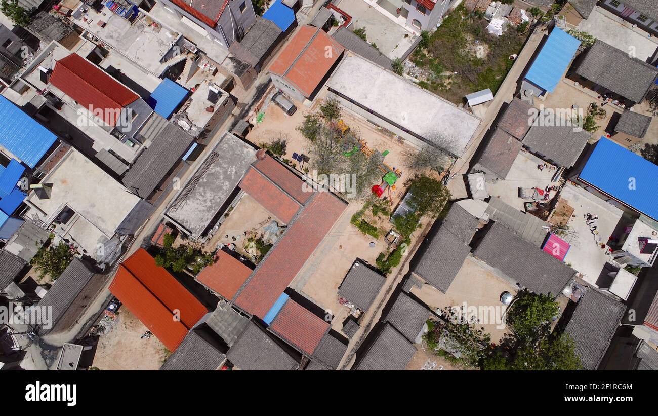 Vue aérienne de dessus de petites maisons pauvres de la ville de Gansu, Chine Banque D'Images