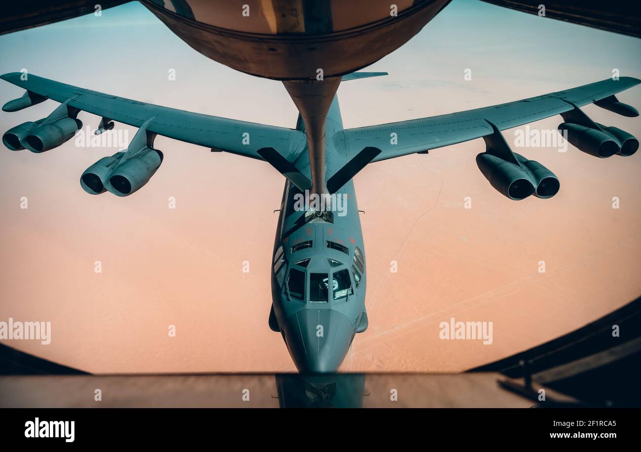 Un bombardier stratégique B-52H de la Force aérienne américaine Stratofortress affecté aux ravitailleurs de la 5e Escadre de la bombe à partir d'un prolongateur KC-10 affecté au 908e Escadron de ravitaillement en vol expéditionnaire le 7 mars 2021 au-dessus du golfe Persique. L'avion a survolé le golfe Persique pour dissuader une agression potentielle de la part de l'Iran. Banque D'Images